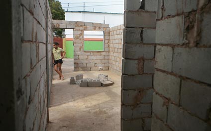 Habitantes de Colón reciben recursos para terminar casas