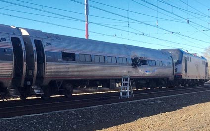 Dos muertos y 30 heridos deja accidente de tren en Filadelfia