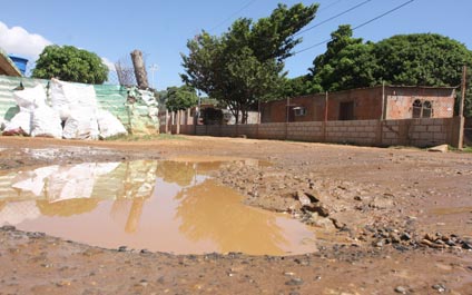 Mala vialidad afecta a vecinos de Simón Bolívar