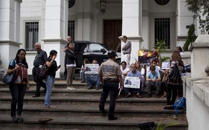 Familiares de presos políticos se encadenan en la Nunciatura Apostólica