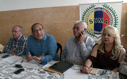 Maestros forman frente sindical para un mejor salario