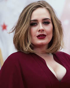 Rebel Wilson podría interpretar a Adele en el cine 