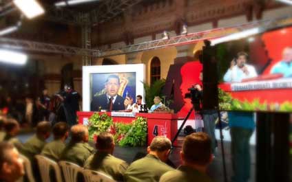 Maduro decreta no laborables los viernes de abril y mayo