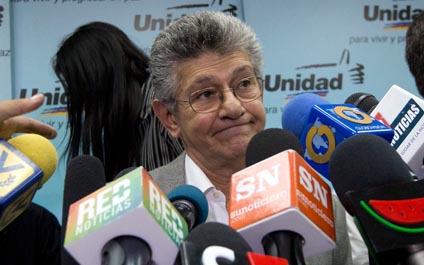 Ramos Allup descarta debatir con Escarrá y lo llama “payaso”