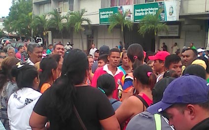 Habitantes saquean comercios en La Villa del Rosario