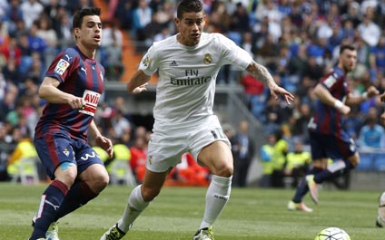 James y Cristiano marcan goleada del Madrid a Eibar