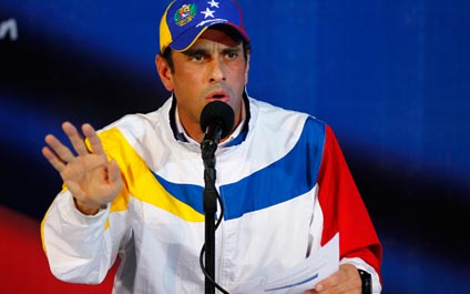 Capriles recurre a vídeo de Chávez para exigir el referendo