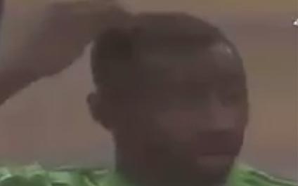 Árbitro toma una tijera y le corta la cresta a un jugador