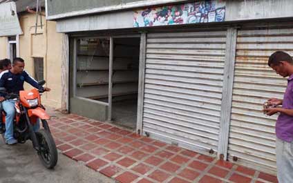 Comercios en La Villa cierran por miedo a más saqueos