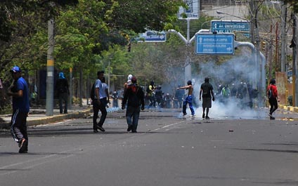 Encapuchados suben de tono protestas por comedor