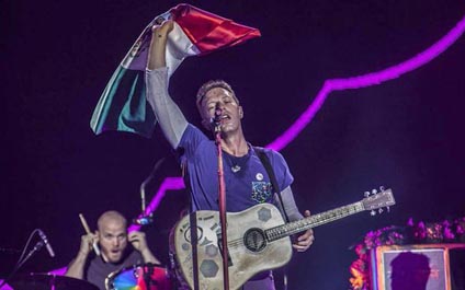 Coldplay cumple varias tareas en su paso por México