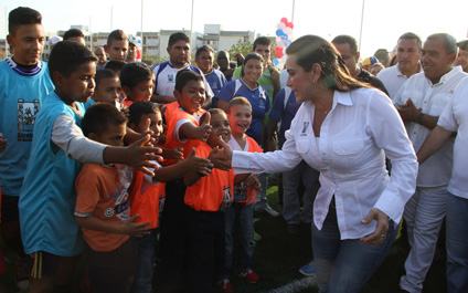 Alcaldía entrega cancha de grama artificial a El Pinar