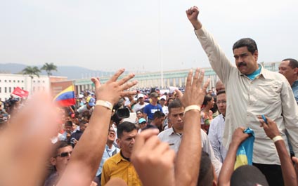 Maduro pide a los jóvenes reforzar el motor farmacéutico