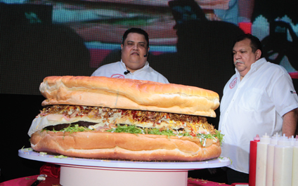 Elaboran la hamburguesa más grande de Latinoamérica