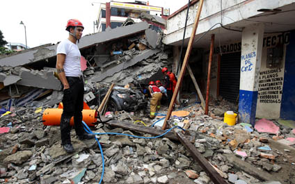 Aumenta a 246 la cifra de muertos por el terremoto en Ecuador