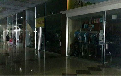 Ya la gente no va a los malls por los cortes eléctricos