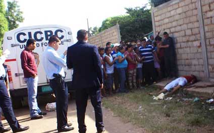 Asesinan a palazos a vendedor de frutas