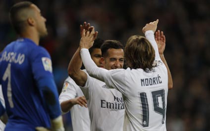 Real Madrid golea 3-0 al Villarreal y sigue en la pelea