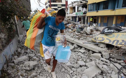 Suben a 553 los muertos por terremoto en Ecuador 