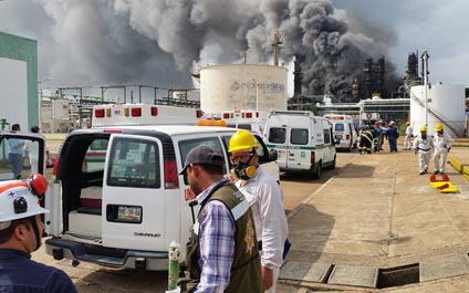 Sube a 13 cifra de muertos por explosión en planta de Pemex