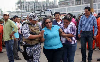 Asciende a 24 los muertos por explosión en planta de Pemex