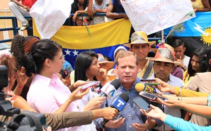 Guanipa y étnia wayuu piden planillas en el CNE