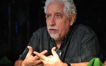 "La oposición tiene que ponerle el oído al latido de la calle"