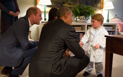 El príncipe George recibe a Barack Obama en pijama