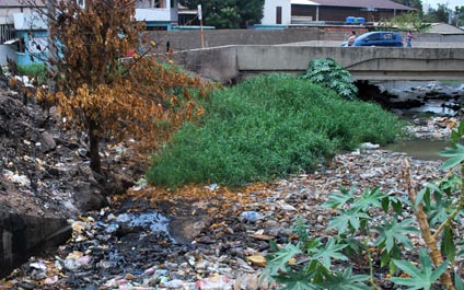 Barricada de basura amenaza con tapar la cañada Morillo