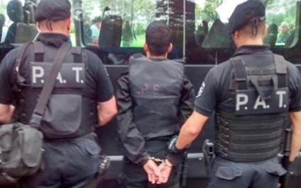 Se disfraza de policía para ver partido de fútbol