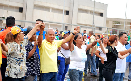Llovizna detona caos eléctrico en la región