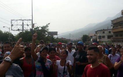 Detienen a periodista que cubría protesta en Vargas