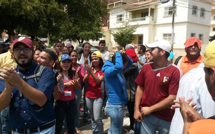 Estudiantes manifiestan en la residencia del gobernador