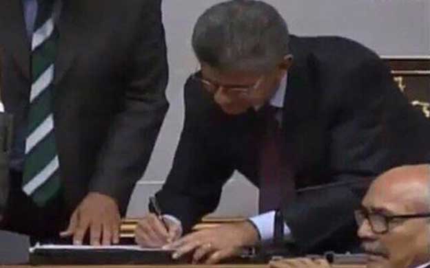 Ramos Allup fue el primero en firmar para activar revocatorio