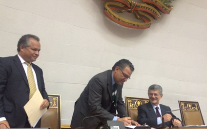 Firmazo contra Maduro
