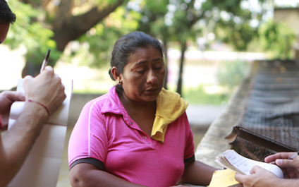 Le disparan por empujar a un atracador