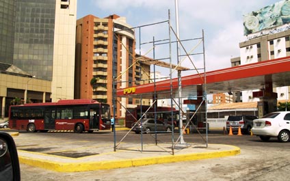 Conductores de Metromara trancan estación de servicio