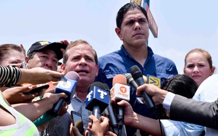 Oposición llevará el lunes las firmas al CNE
