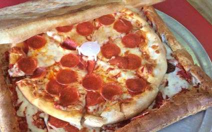 Pizzería usa cajas hechas de pizza para sus entregas