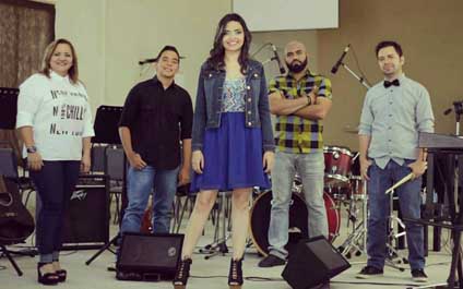 Amada Villarroel presenta el videoclip de A tus Pies