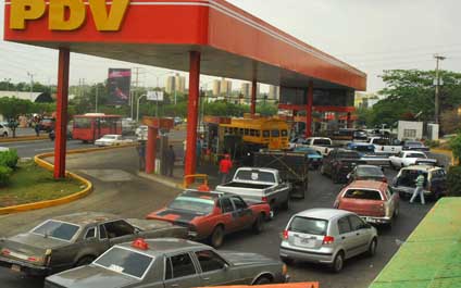 Hasta seis horas para echar gasolina gracias a apagones