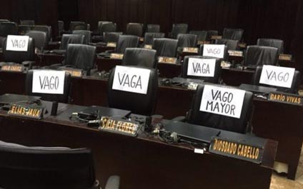 Pegan carteles en sillas de diputados oficialistas