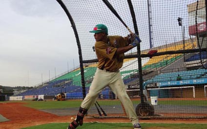 Kevin Maitán, a la par de Chipper y "Miggy"