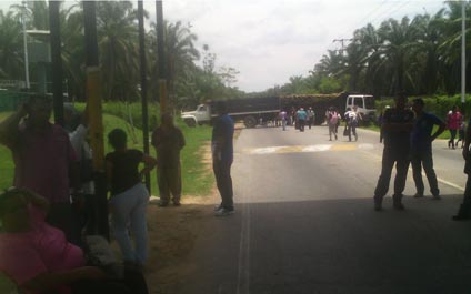 Palmeros protestan porque  restringen su paso a Colón