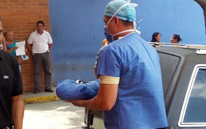 Con una tijera mata a puñaladas a su bebé