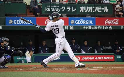 Eligen a Ernesto Mejía Jugador del Mes en Japón