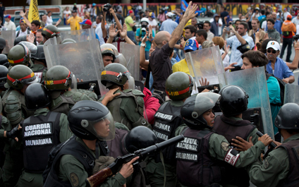 Con gases lacrimógenos impiden marcha de oposición al CNE