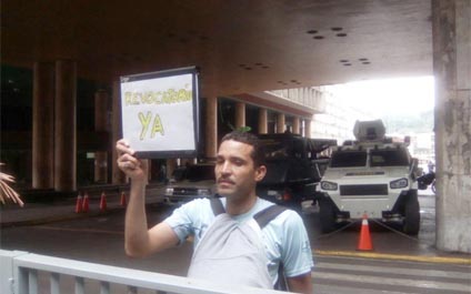 Liberan a joven detenido a las afueras del CNE