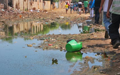 Habitantes de Idelfonso Vázquez viven entre aguas negras