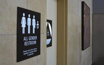 Alumnos transexuales de EEUU podrán usar el baño que deseen